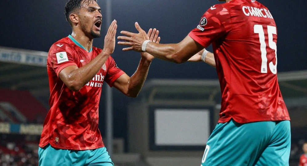 ডেব্রেসেনের নিরপেক্ষ মাঠ, হোটেলের বাইরে মিছিল আর ১৬০টি সই: আয়ারল্যান্ডের ফুটবলাররা যে প্রশ্নের উত্তর দিতে পারেনি